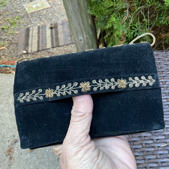 🌺Vintage Velvet Gold Embroidered Wristlet - Picture 16 of 16